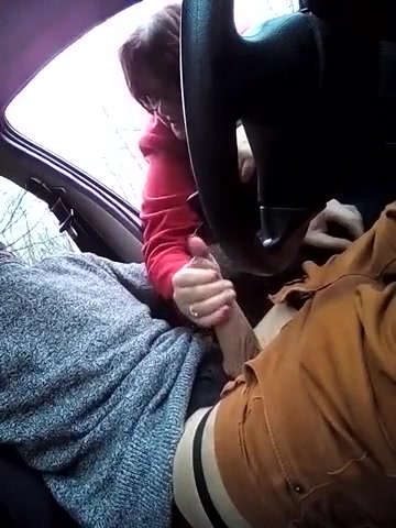 Blondine neukt in de auto