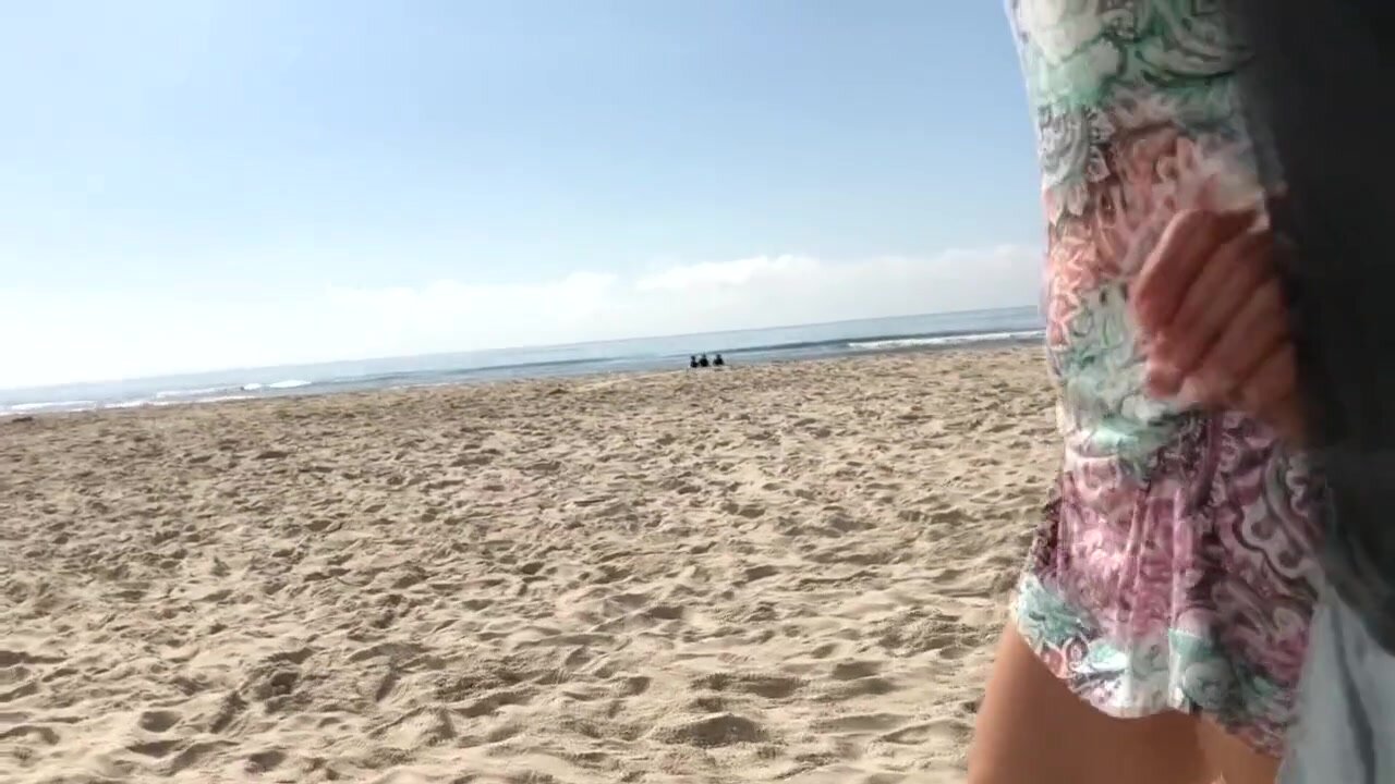 Echte amateur openbare seks riskeert betrapt te worden op het strand
