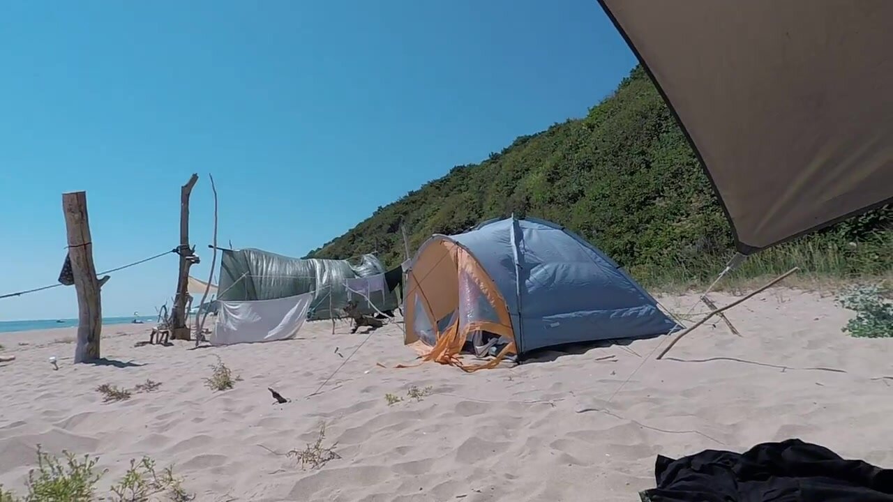 Nudistenkoppel filmt zichzelf op Bulgaars strand