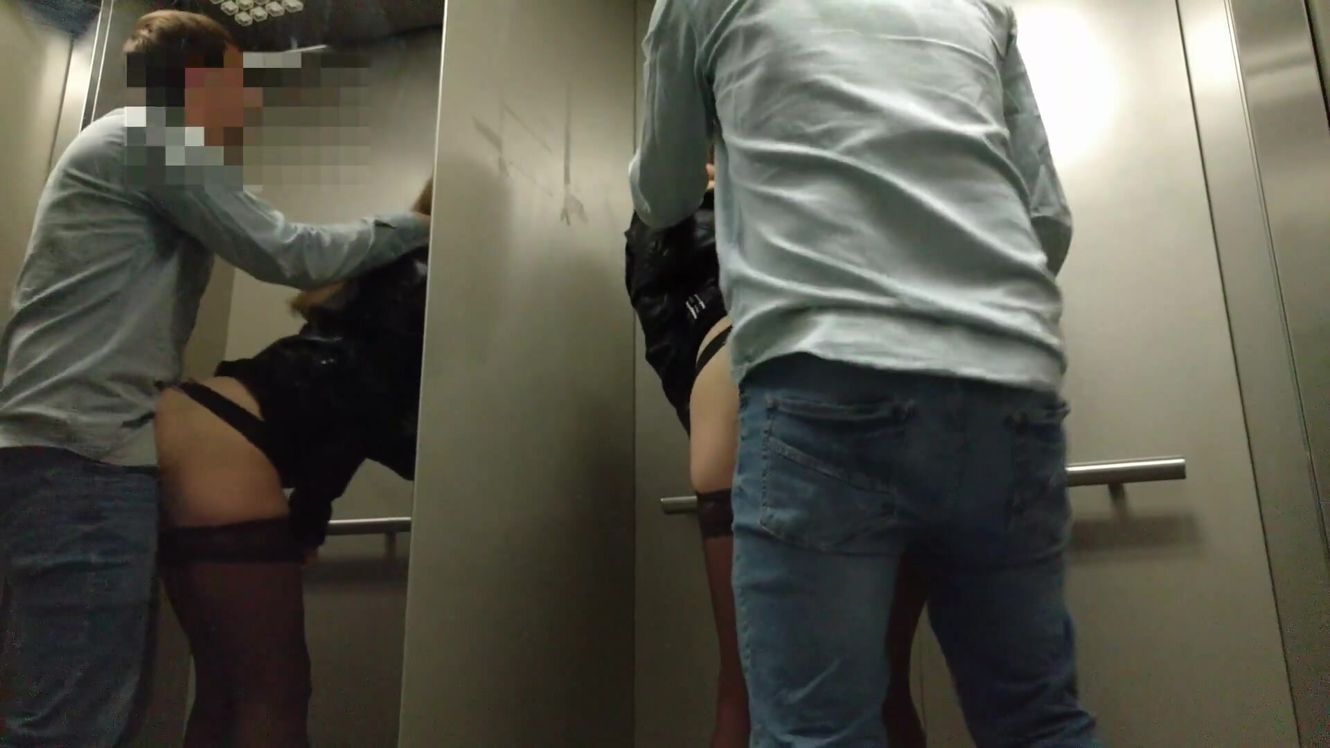 Voyeurstel doet riskante openbare seks in een lift foto