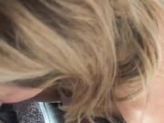 Vrouwtje speelt met een dildo en geeft haar man een pijpbeurt